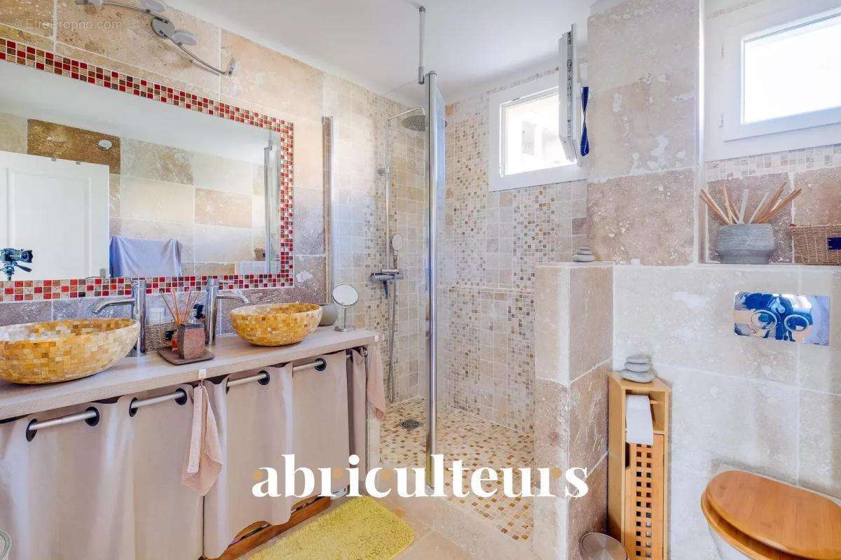 Appartement à MARSEILLE-4E