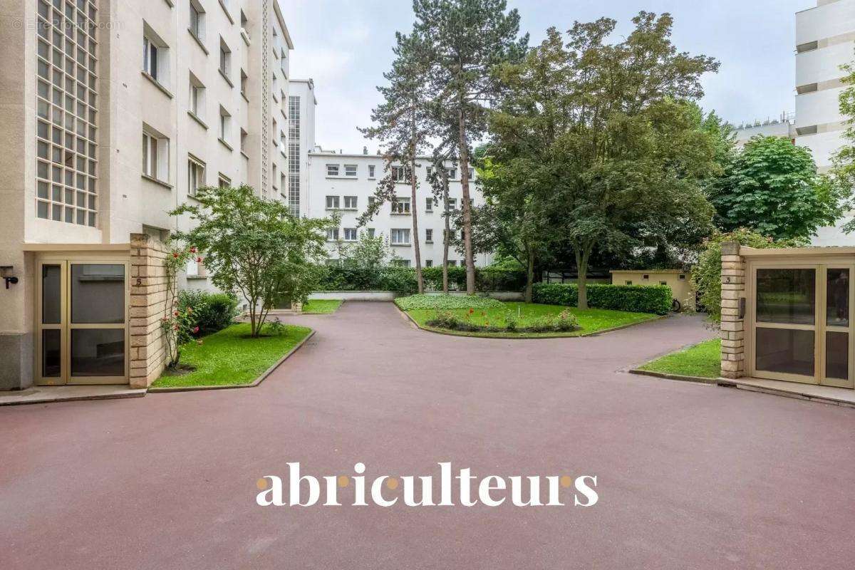 Appartement à NEUILLY-SUR-SEINE