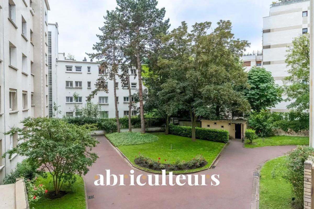 Appartement à NEUILLY-SUR-SEINE