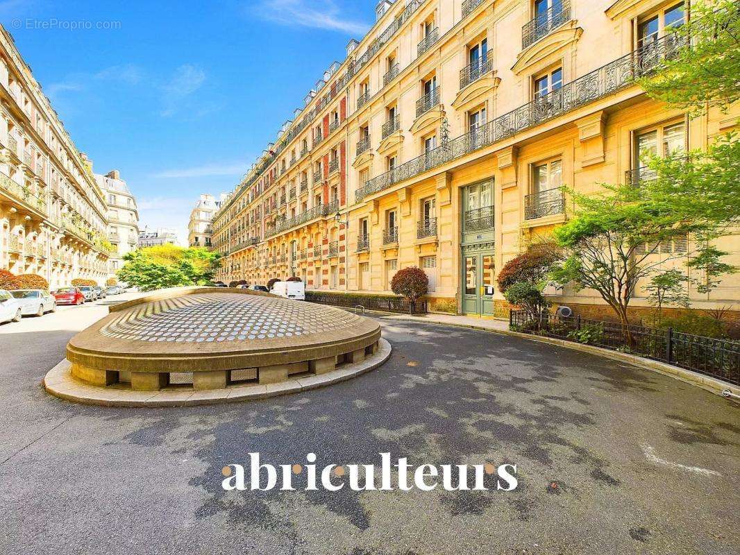 Appartement à PARIS-8E