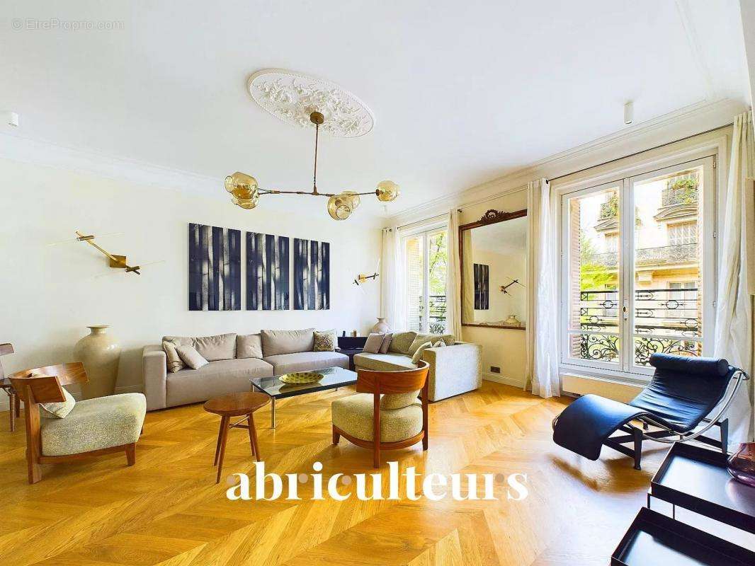 Appartement à PARIS-8E