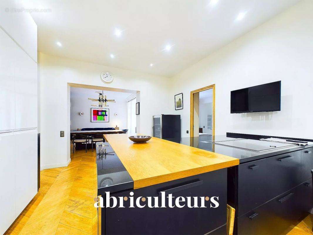 Appartement à PARIS-8E