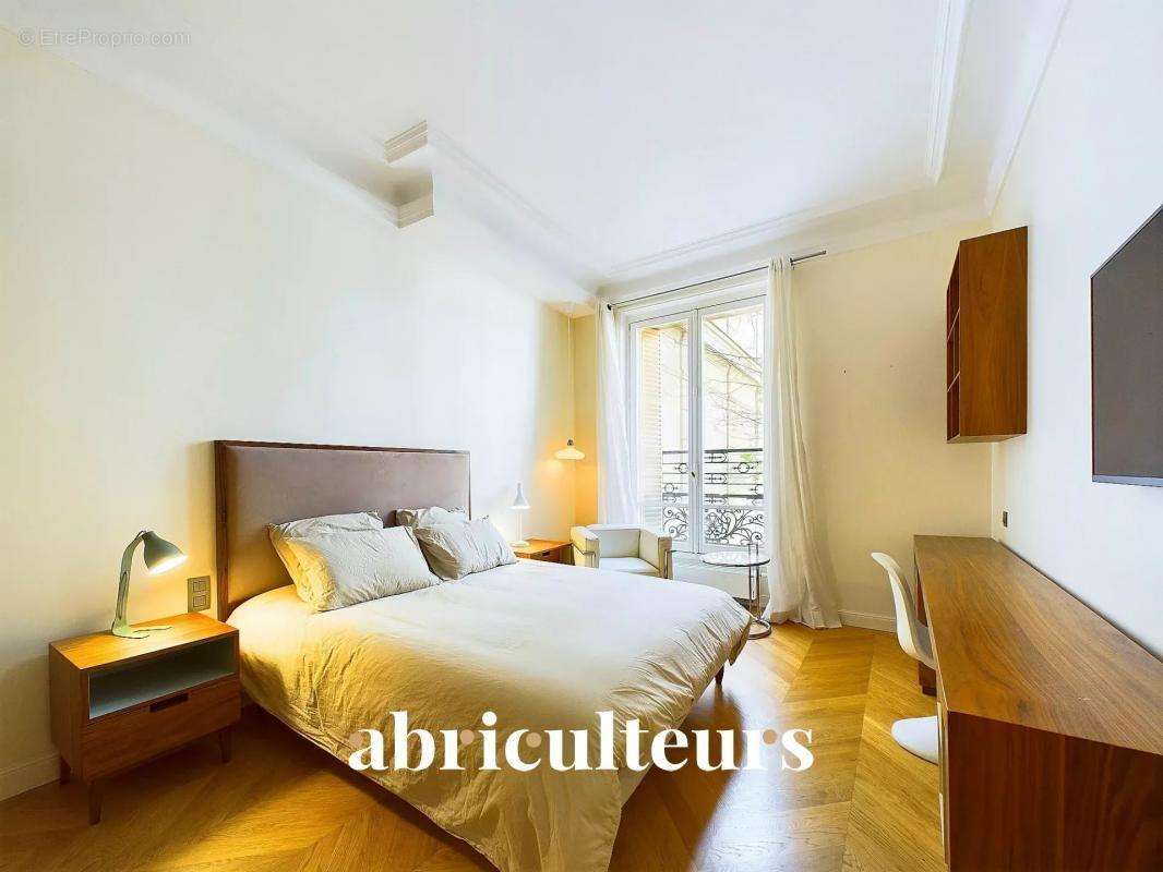 Appartement à PARIS-8E