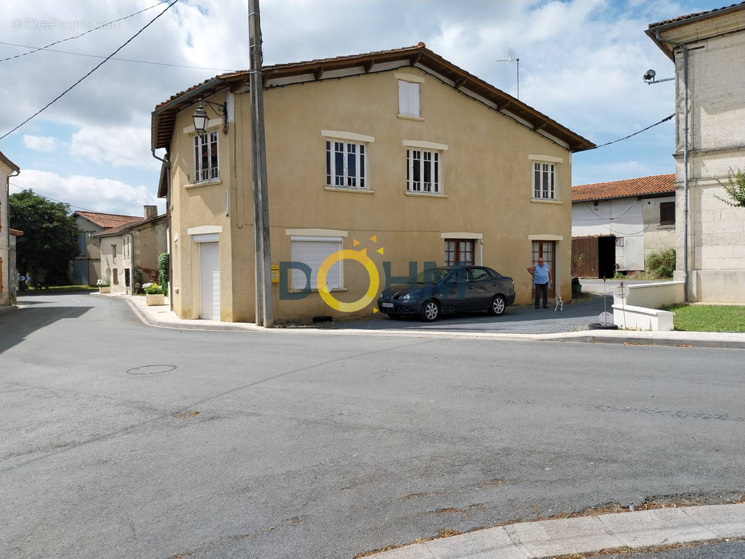 Maison à LA ROCHE-CHALAIS