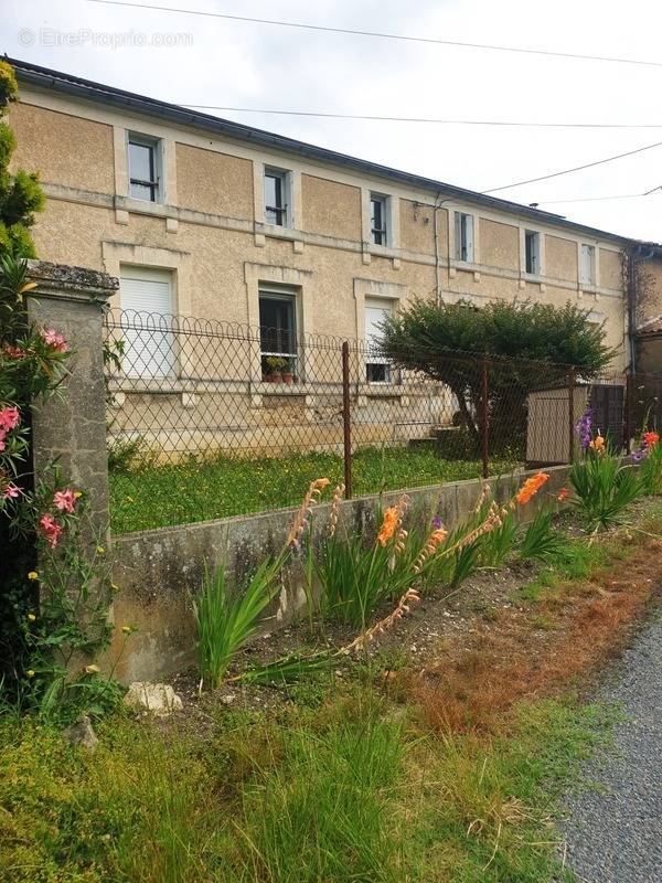 Maison à BARBEZIEUX-SAINT-HILAIRE