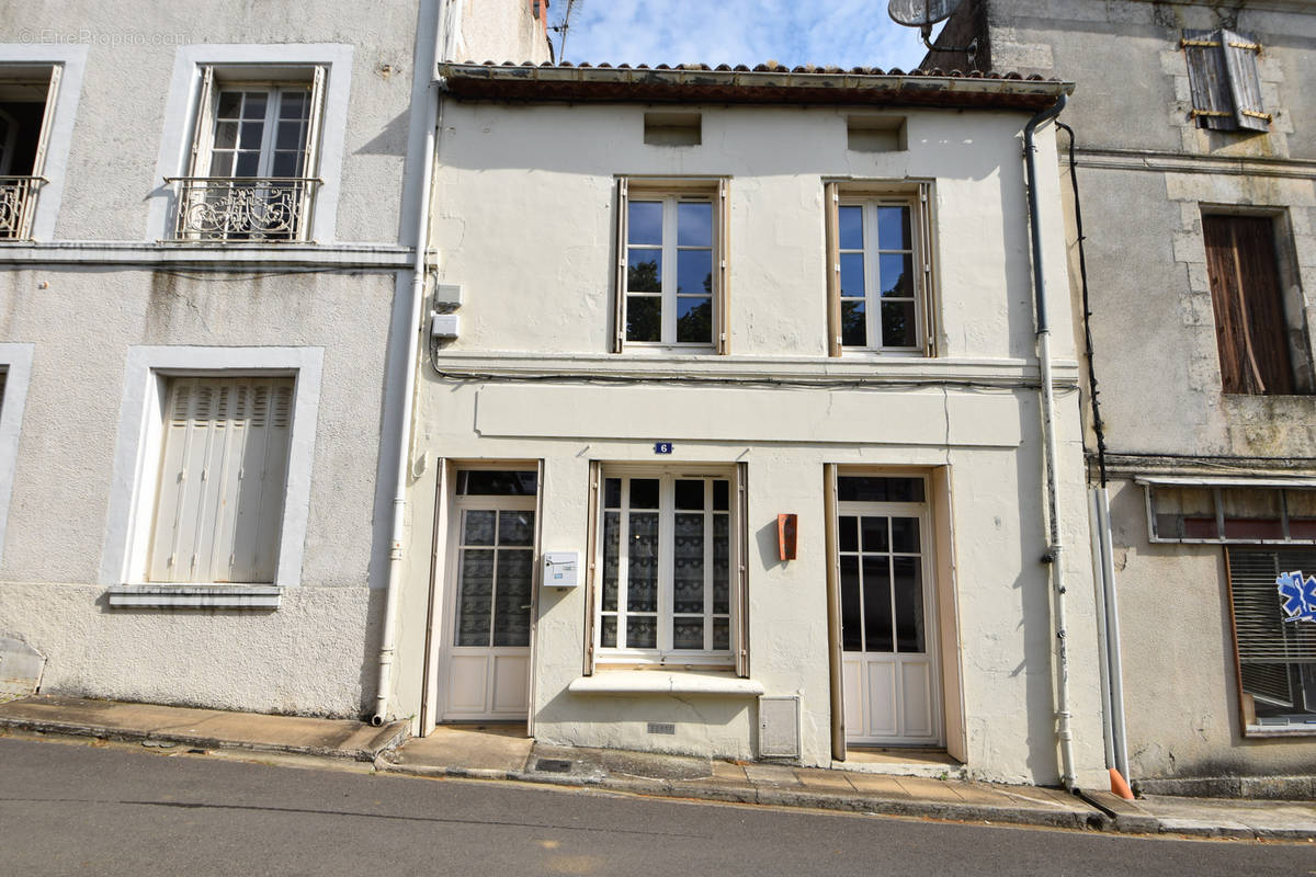 Maison à MONTBRON