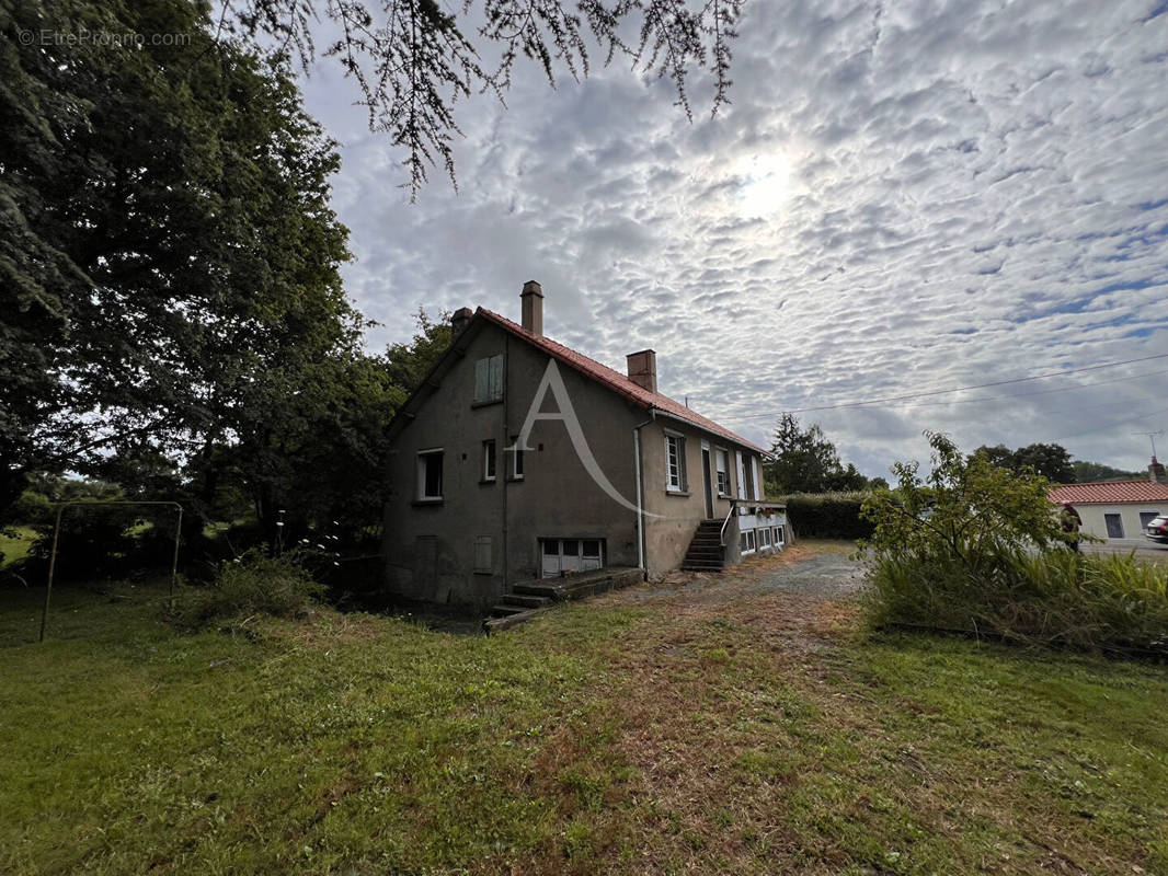 Maison à BEAULIEU-SOUS-LA-ROCHE