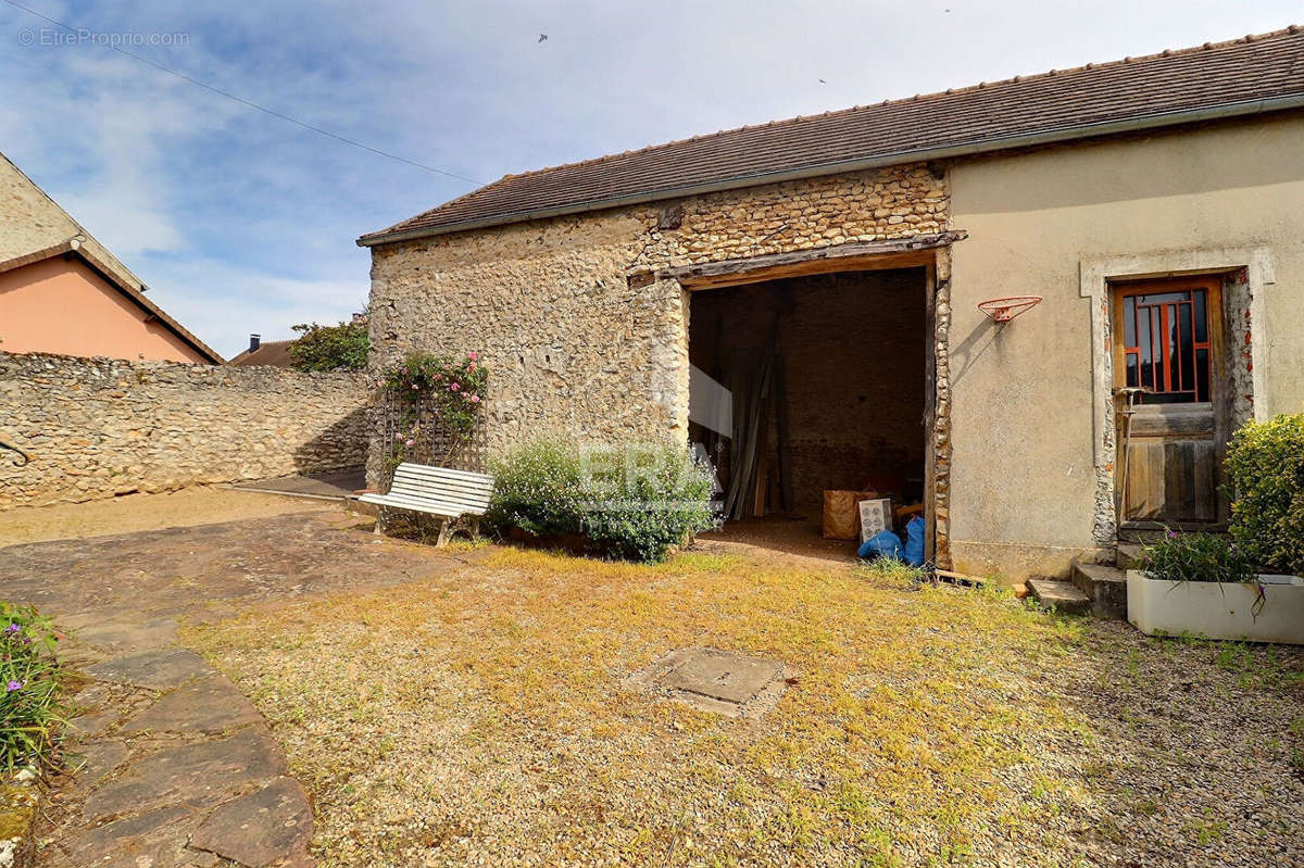 Maison à BRIERES-LES-SCELLES