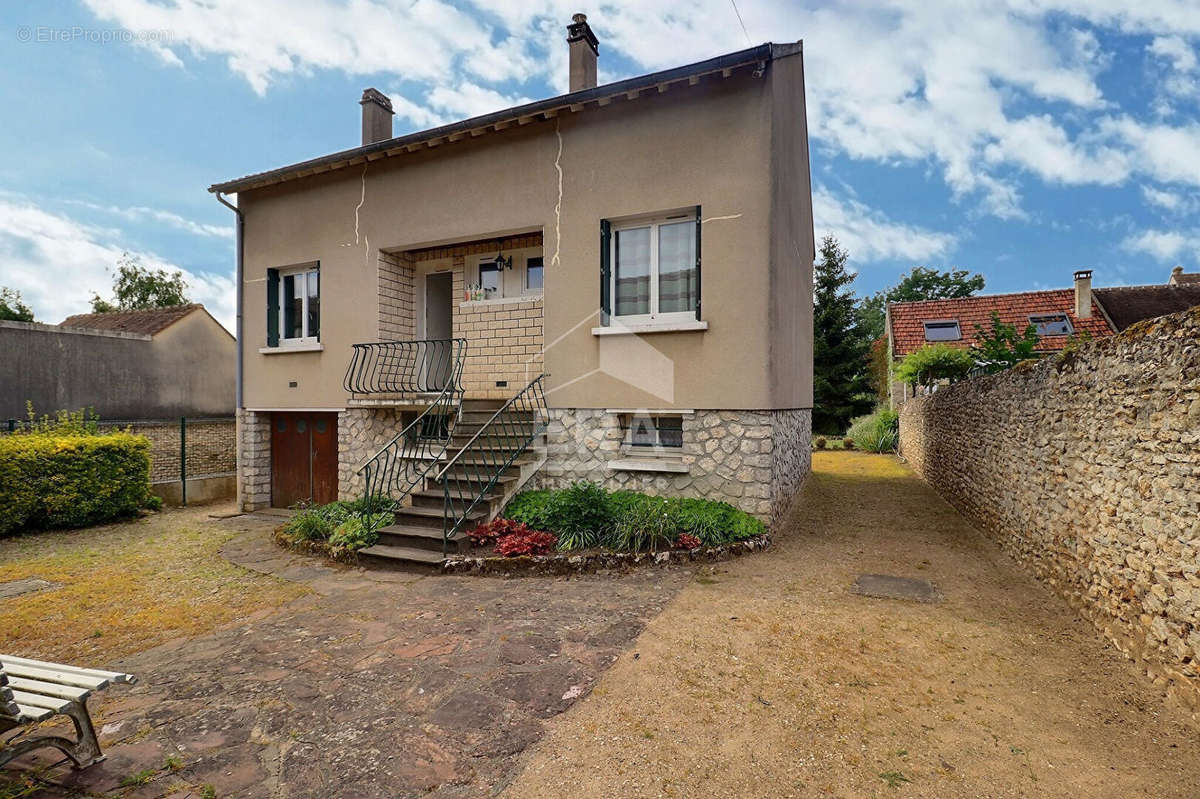 Maison à BRIERES-LES-SCELLES