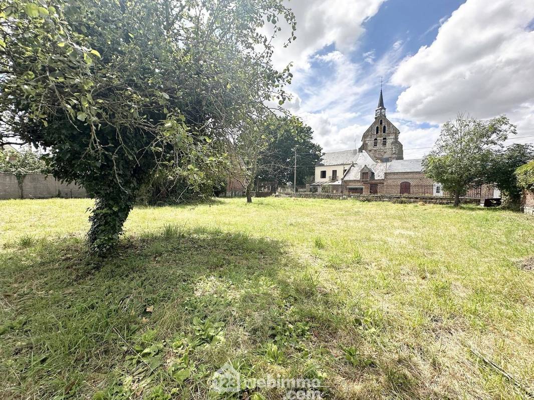 Situé dans un village calme et agréable - Terrain à MORTIERS