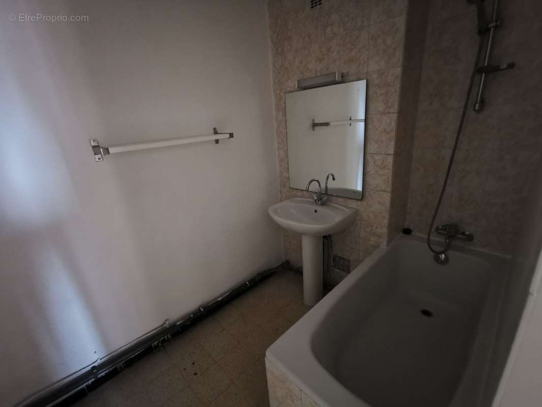 SALLE DE BAIN - Appartement à NIMES