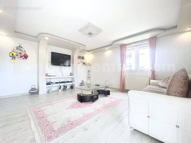 Appartement_T4_Ambilly_belle_superficie_prox_frontière_Suisse_tram_Ceva_direction_GENEVE_Secteur_Verdoyant__Frontaliers_Moderne_Salon_ - Appartement à AMBILLY