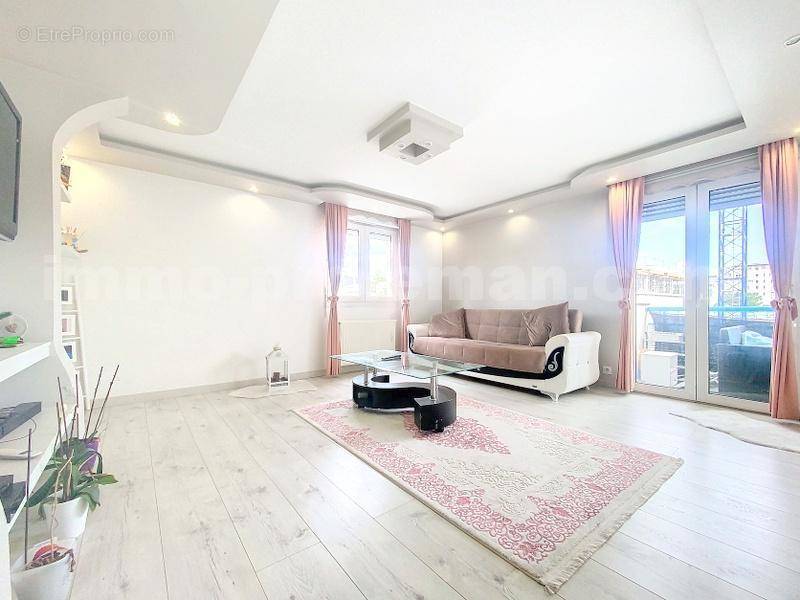 Appartement_T4_Ambilly_belle_superficie_prox_frontière_Suisse_tram_Ceva_direction_GENEVE_Secteur_Verdoyant__Frontaliers_Moderne_Salon_ - Appartement à AMBILLY