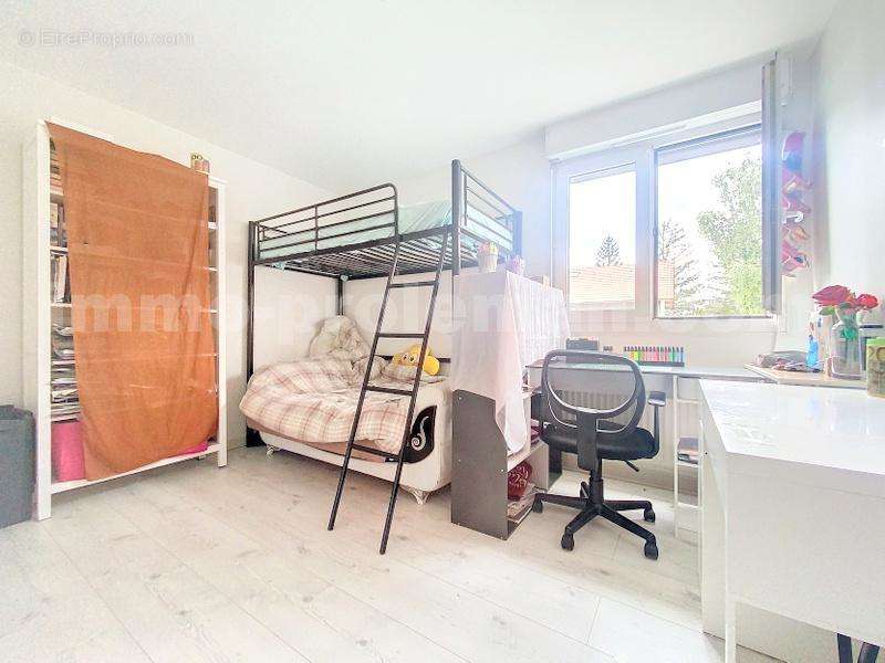 Appartement_T4_Ambilly_belle_superficie_prox_frontière_Suisse_tram_Ceva_direction_GENEVE_Secteur_Verdoyant__Frontaliers_Moderne_Salon_ - Appartement à AMBILLY