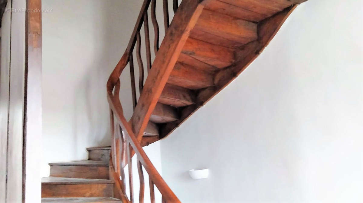 ESCALIER - Maison à CHAMPAGNE-MOUTON