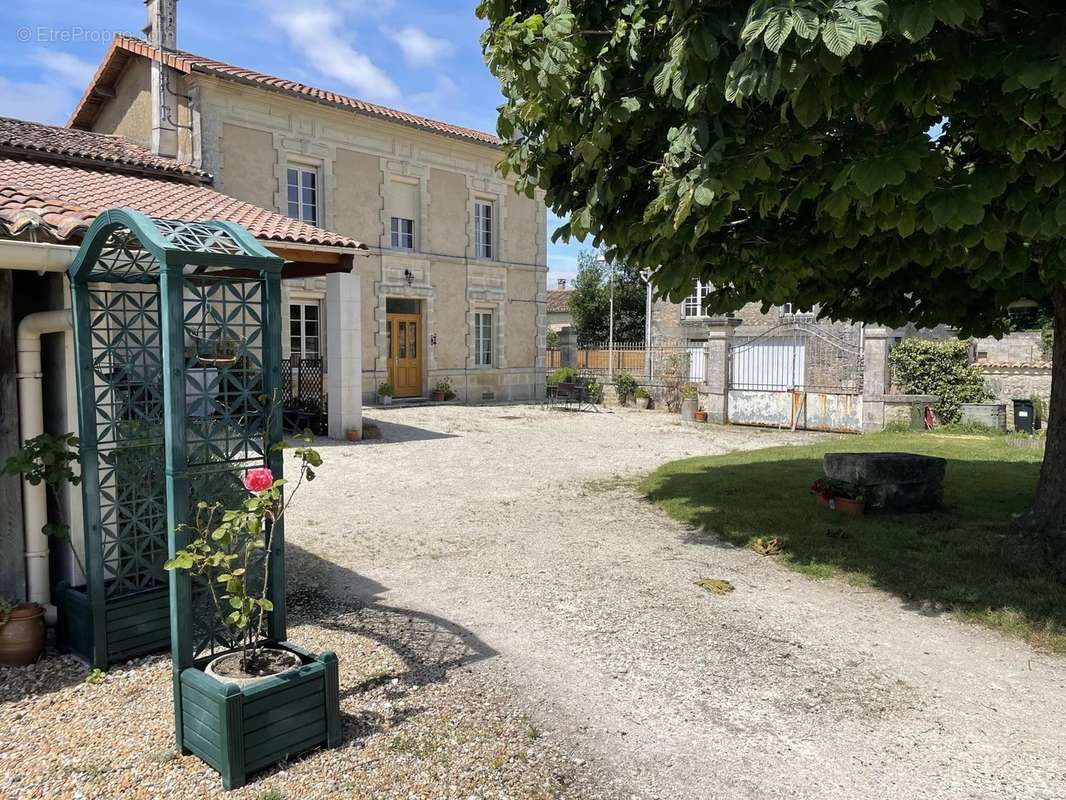 Maison à BRIZAMBOURG