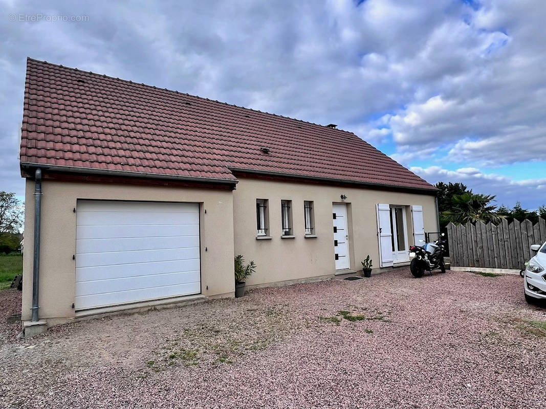 Maison à SAINT-PARIZE-LE-CHATEL