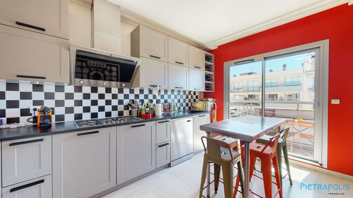 Cuisine aménagée et équipée avec balcon - Appartement à LYON-6E