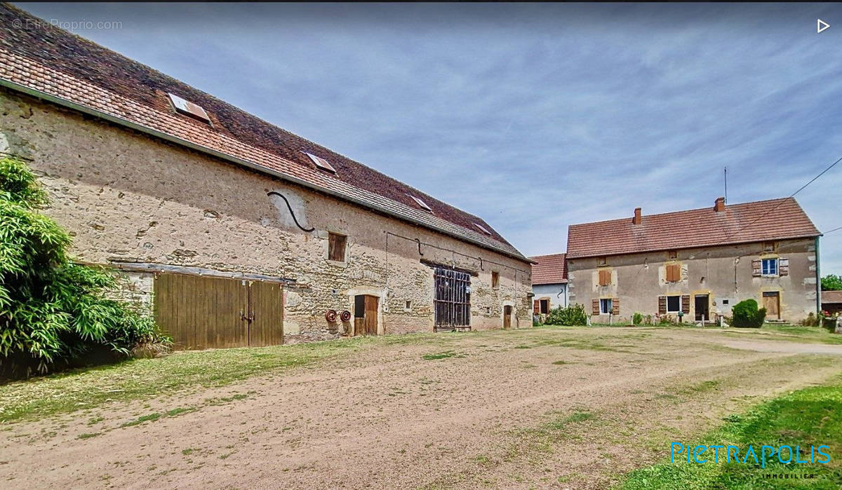 Maison à CHAROLLES