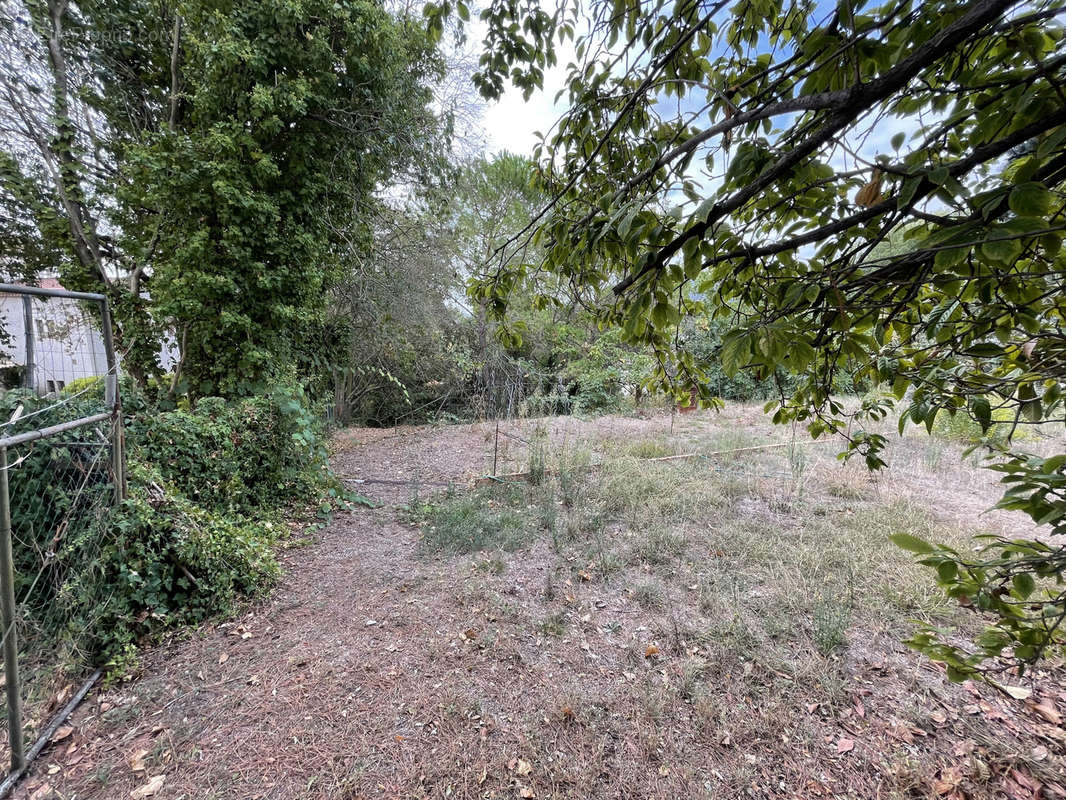 Terrain à LA ROQUETTE-SUR-SIAGNE