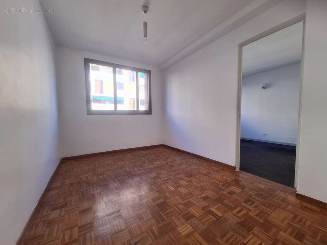 Appartement à MARSEILLE-4E