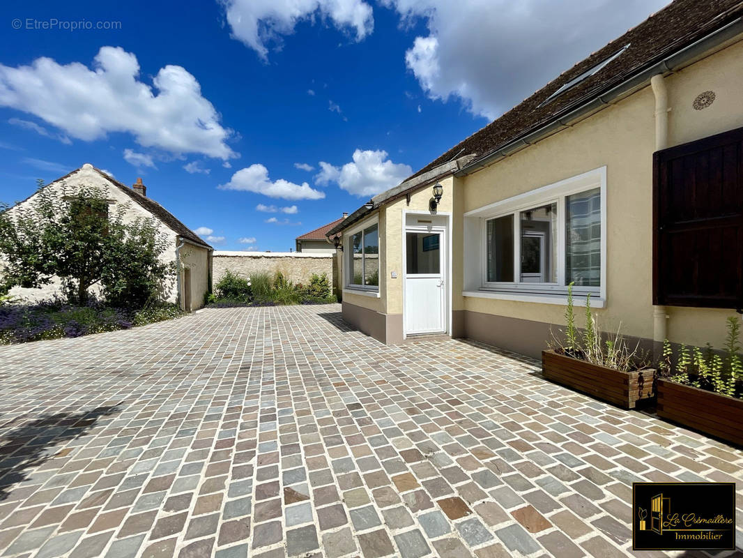 Maison à LES GRANGES-LE-ROI