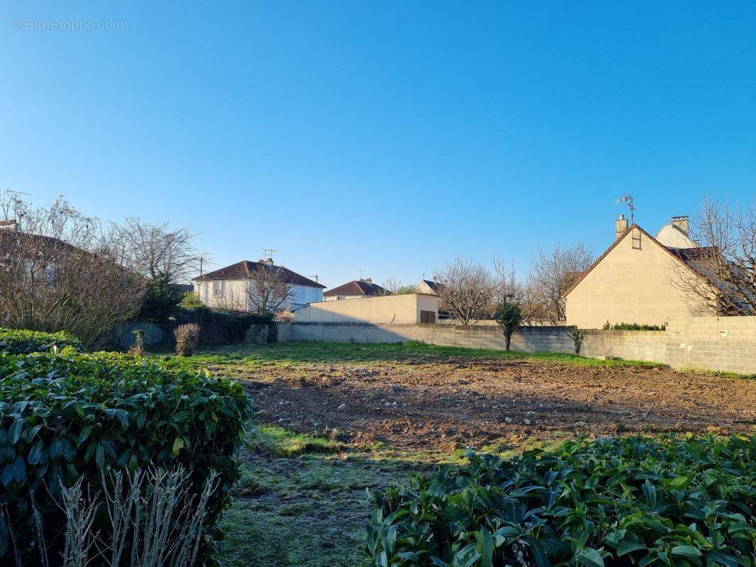 Terrain à NANTEUIL-LES-MEAUX