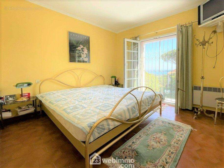 Chambre principale avec sa vue mer et salle de bains attenante - Maison à SAINTE-MAXIME