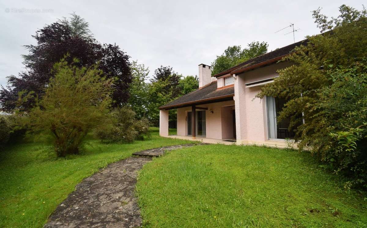 Maison à CREUZIER-LE-VIEUX