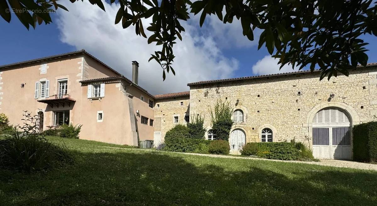 Maison à CHAMPAGNE-MOUTON