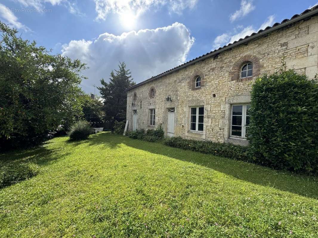 Maison à CHAMPAGNE-MOUTON