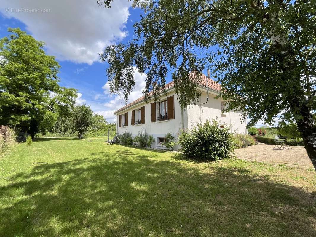 Maison à AZAY-LE-FERRON