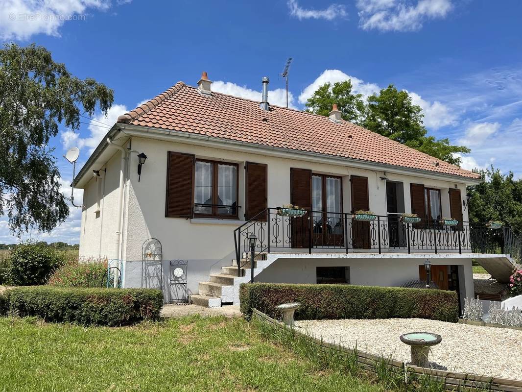 Maison à AZAY-LE-FERRON