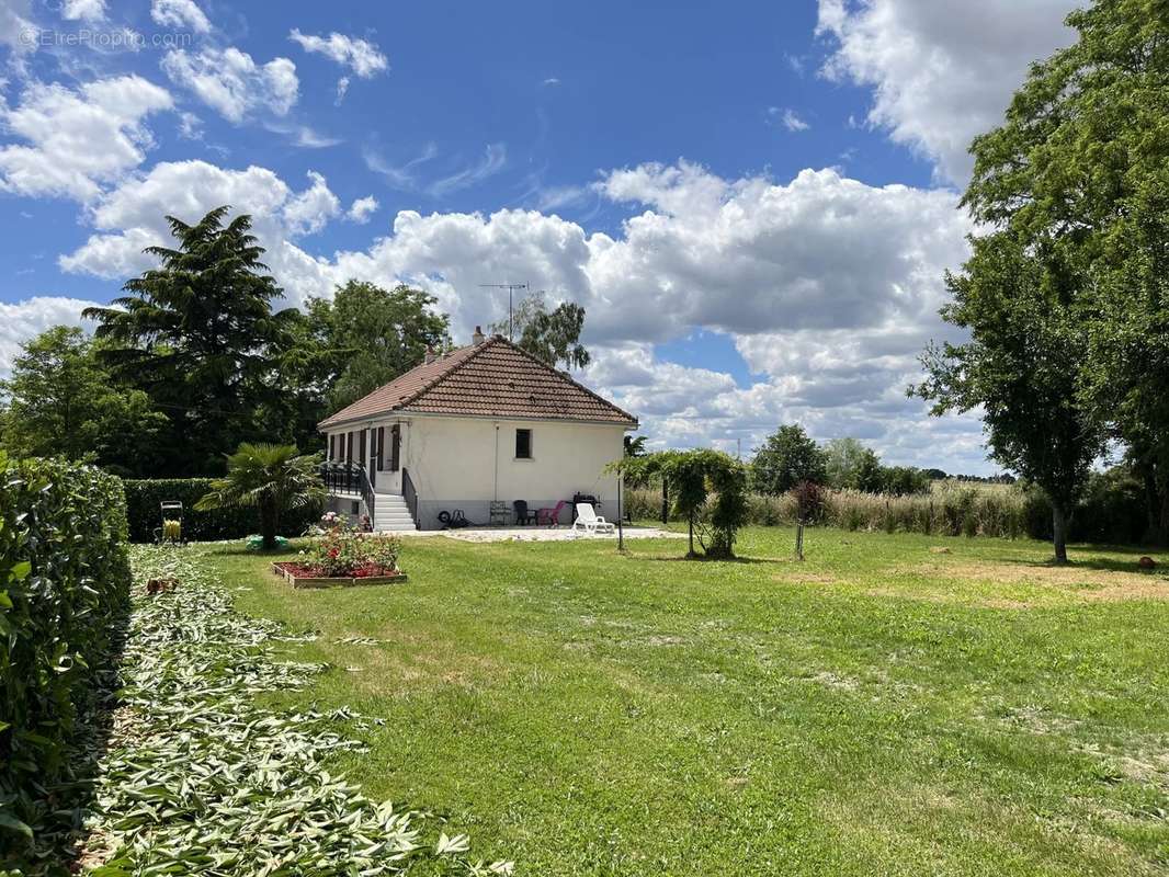 Maison à AZAY-LE-FERRON