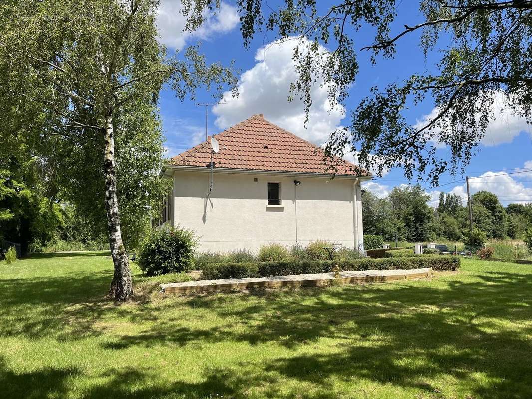 Maison à AZAY-LE-FERRON