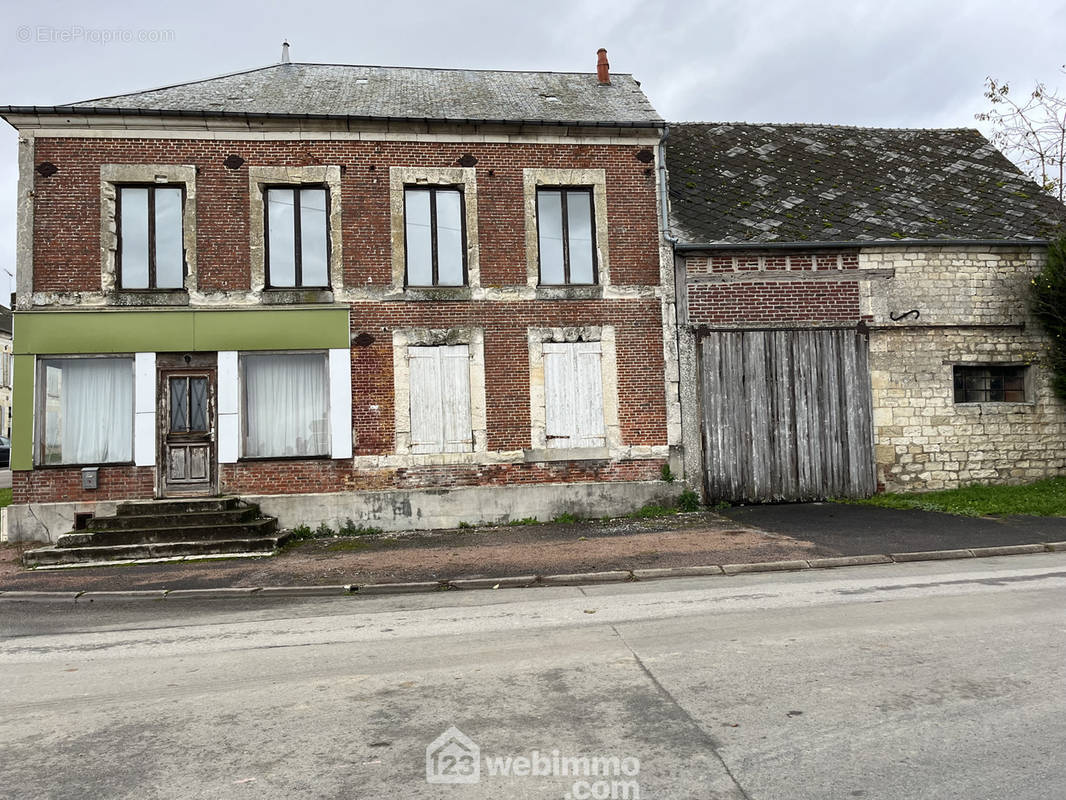 Maison de campagne à rénover entièrement d&#039;une superficie de 155 m² - Maison à CHAOURSE