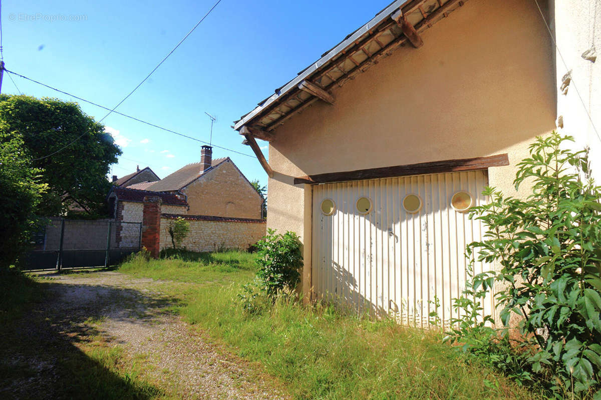 Maison à POILLY-SUR-THOLON