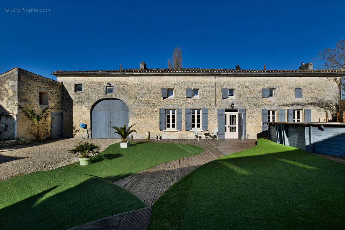 Maison à SAINT-GENIS-DE-SAINTONGE