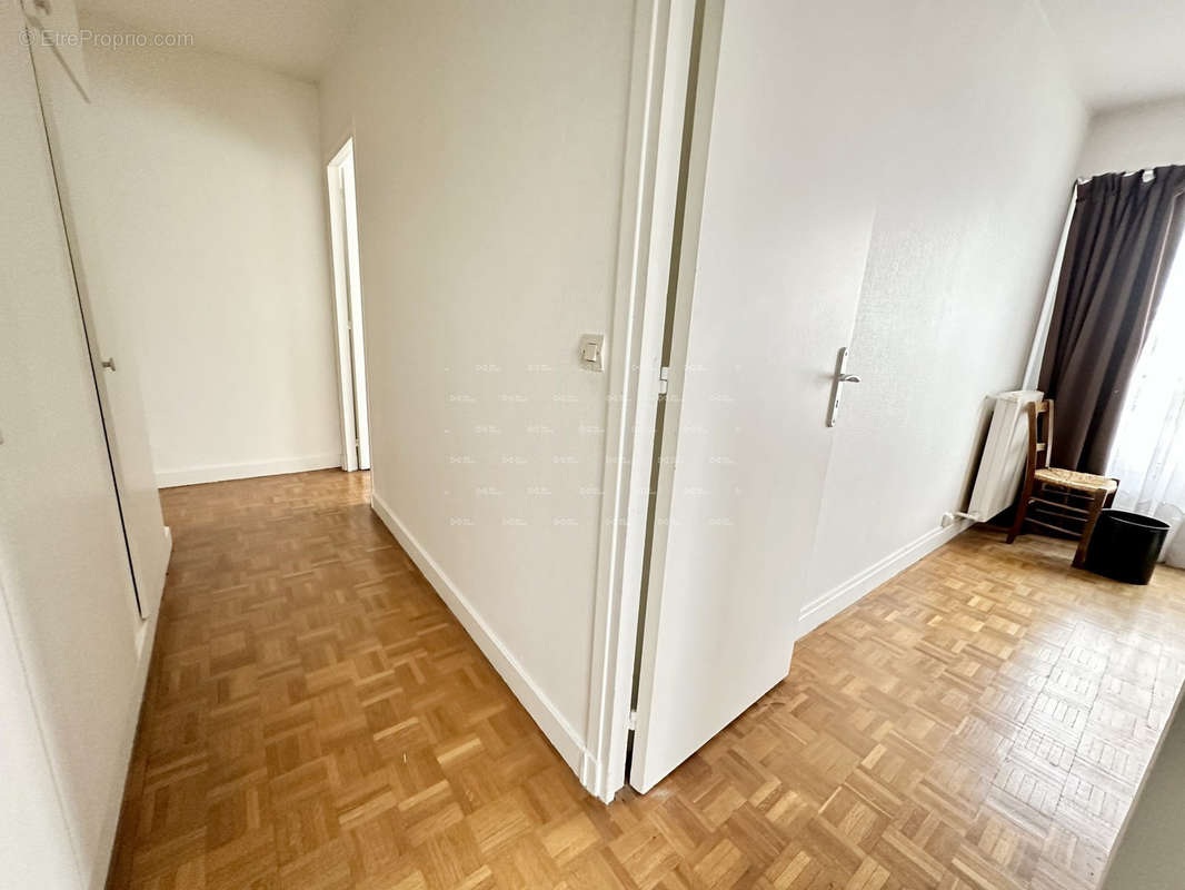 Couloir - Appartement à COLOMBES