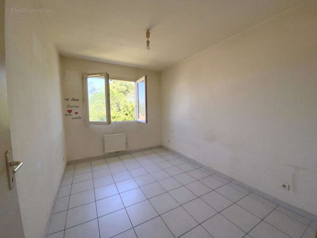 chambre 2 - Appartement à MONTELIMAR