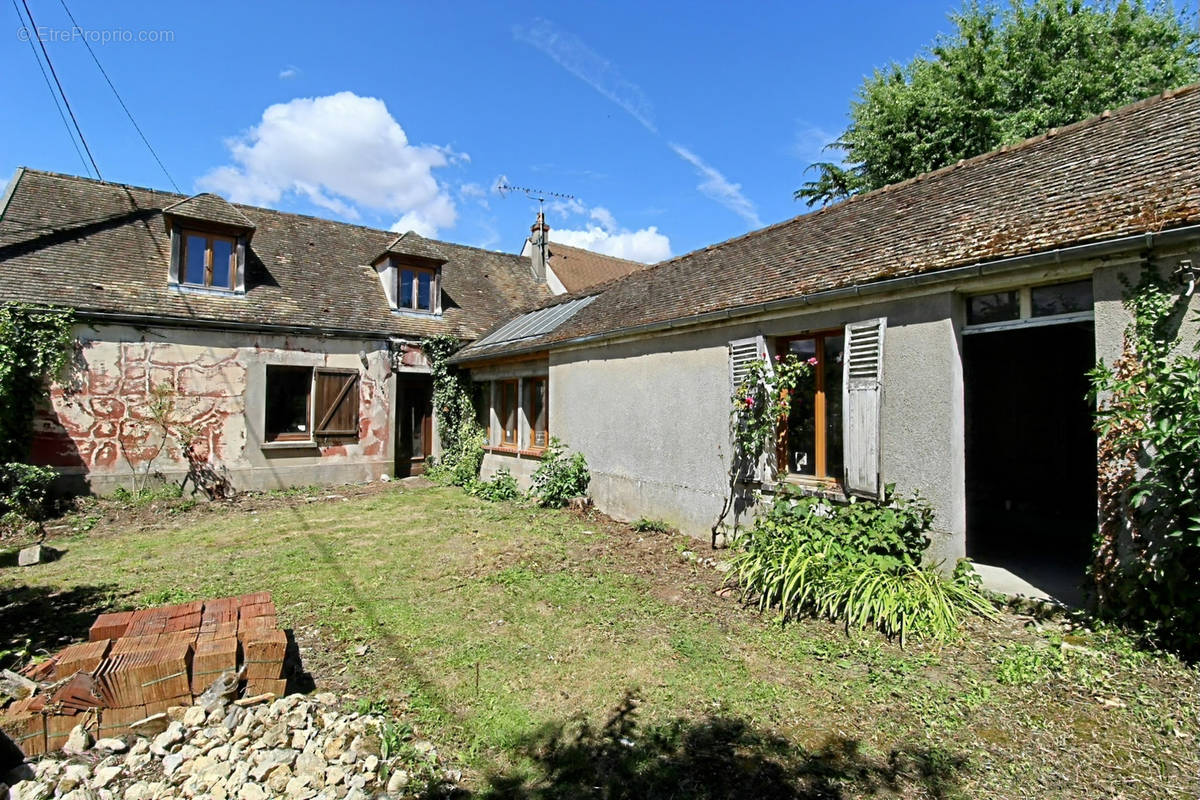 Maison à LA QUEUE-LES-YVELINES