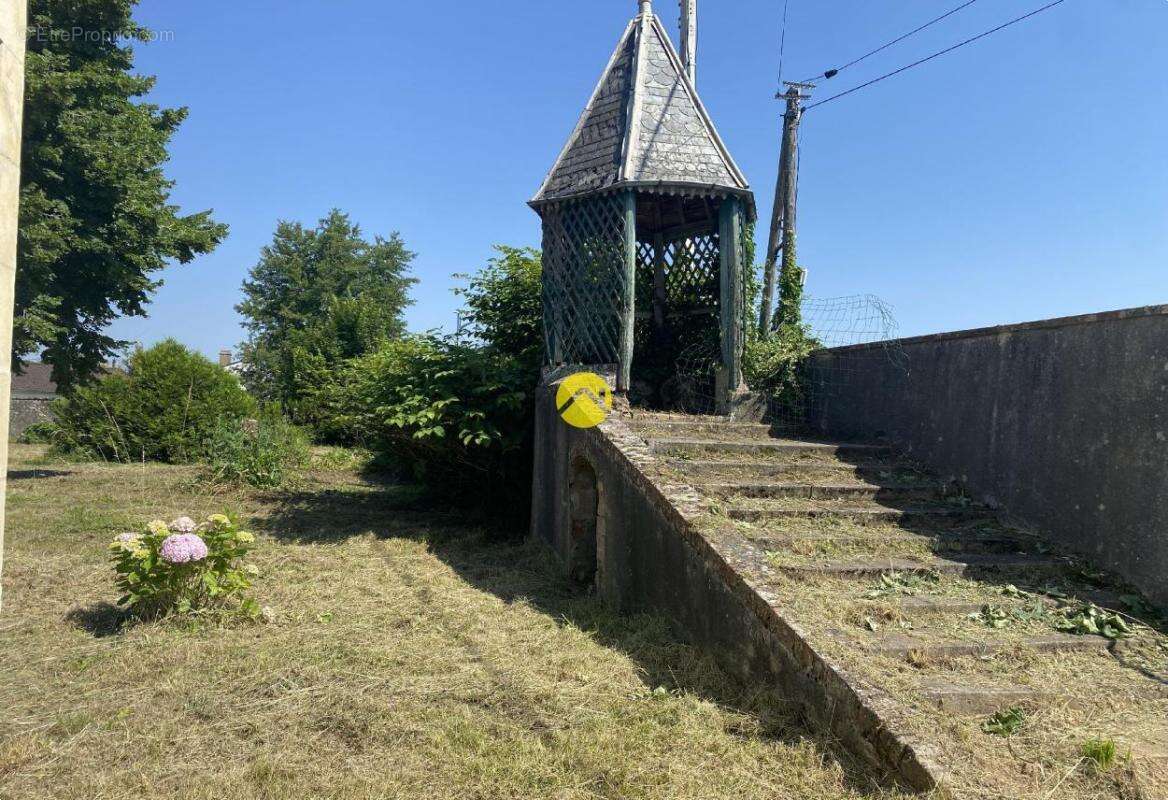 Maison à MARSEILLES-LES-AUBIGNY