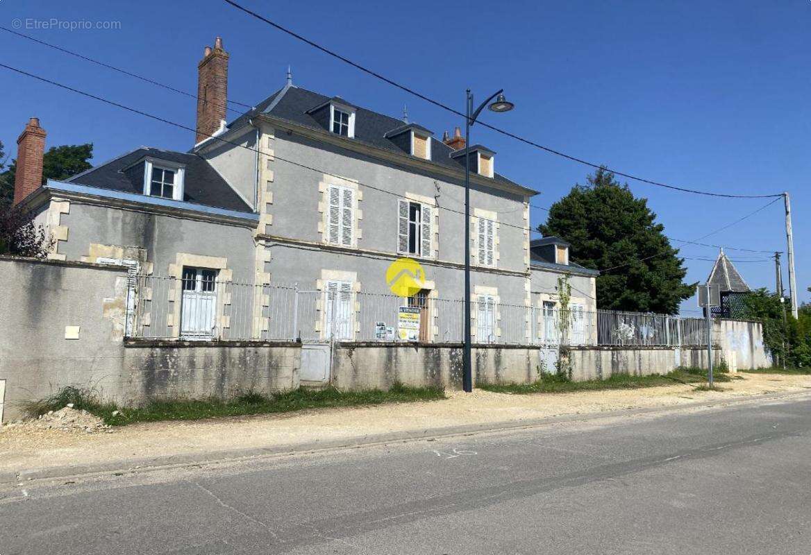 Maison à MARSEILLES-LES-AUBIGNY