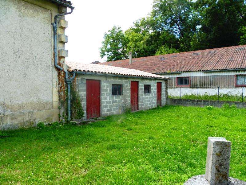 Appartement à SAINT-MEDARD-DE-GUIZIERES