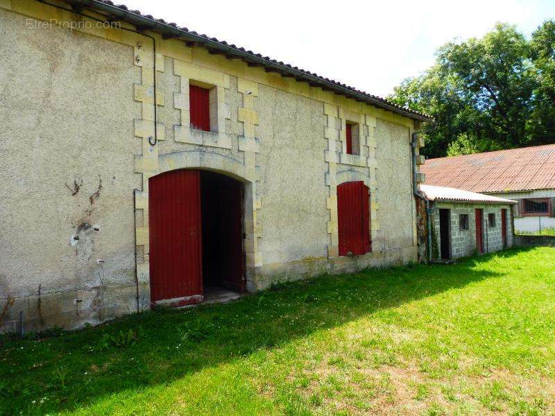 Maison à SAINT-MEDARD-DE-GUIZIERES