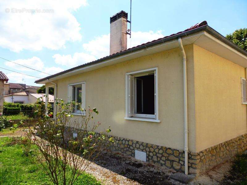 Maison à SAINT-MEDARD-DE-GUIZIERES