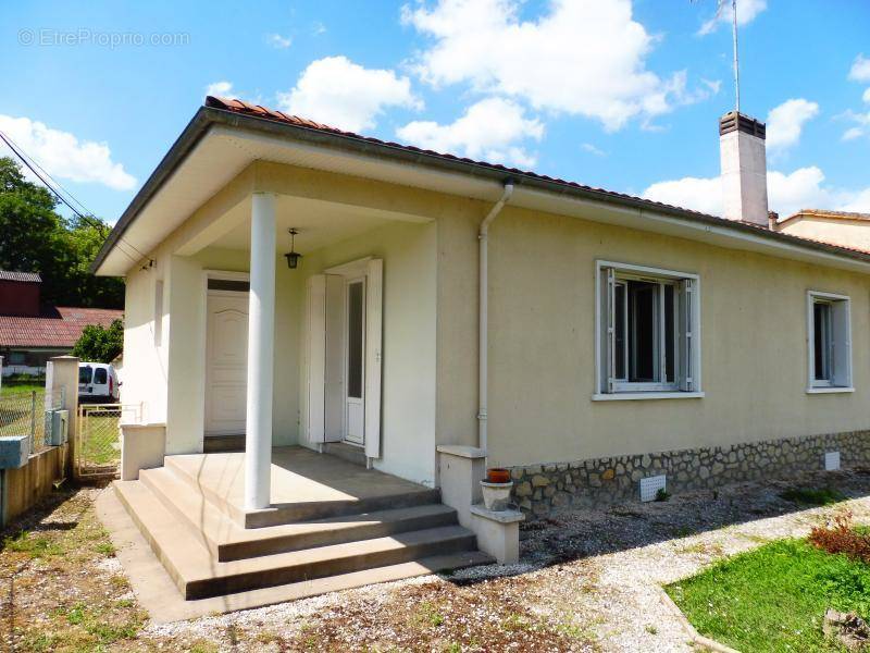 Maison à SAINT-MEDARD-DE-GUIZIERES