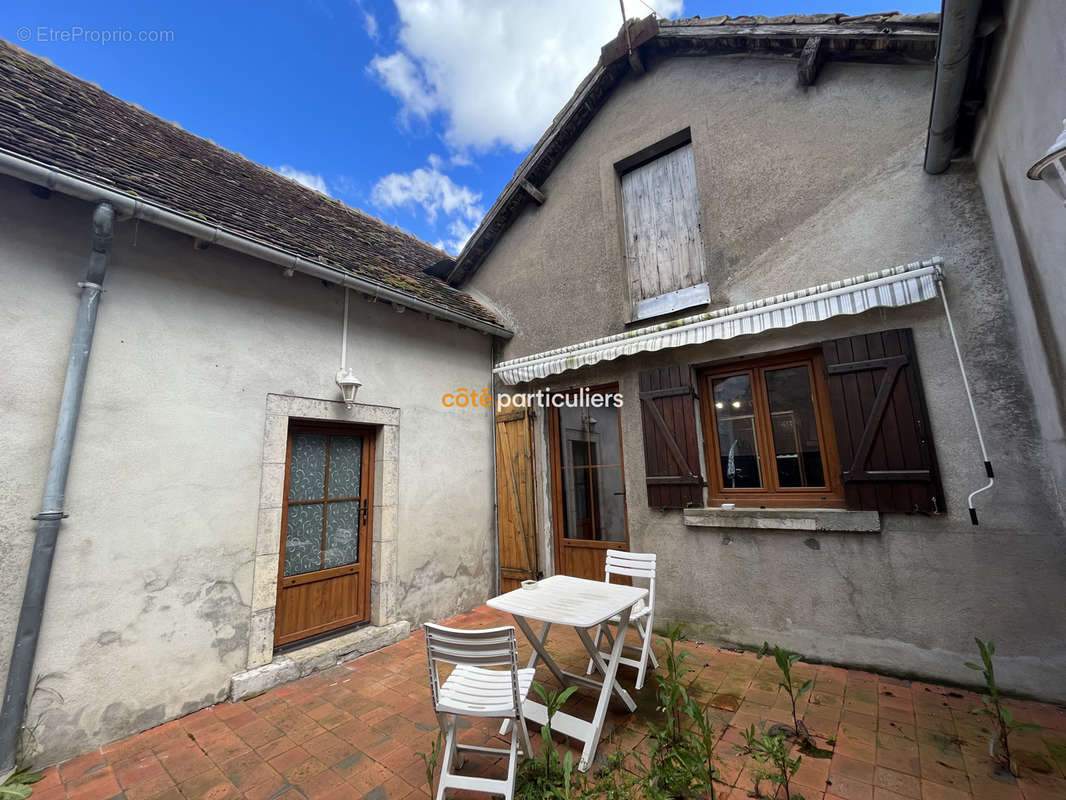 Maison à AINAY-LE-CHATEAU