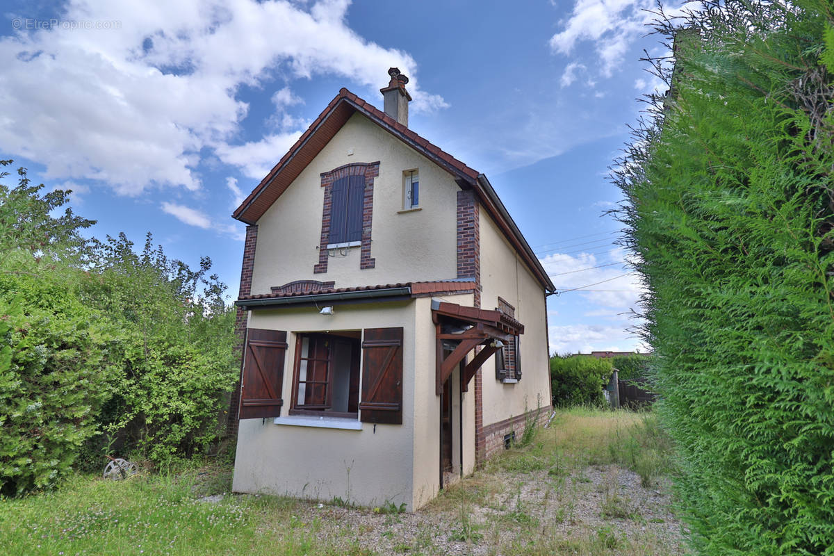 Maison à LA CHAPELLE-SAINT-LUC