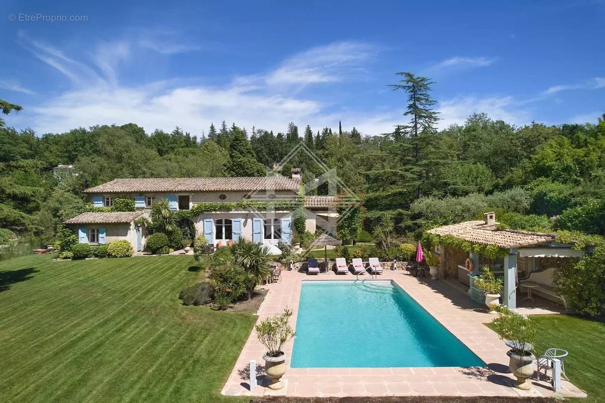 Maison à CHATEAUNEUF-GRASSE